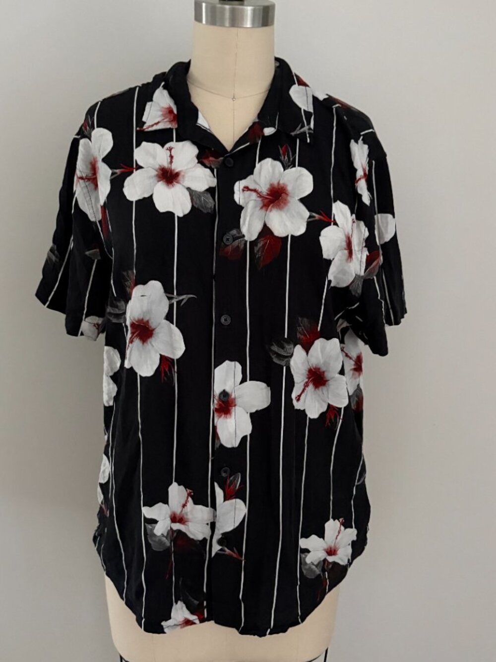 GUESS Men's Black Tropical Hibiscus Floral Pinstripe Tropical Resortwear Party L